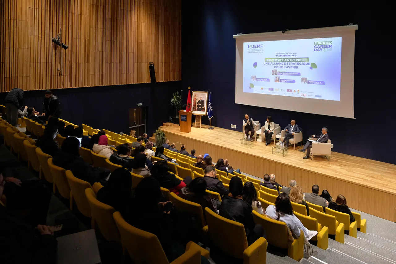 Conférence en auditorium devant un public à l'UEMF