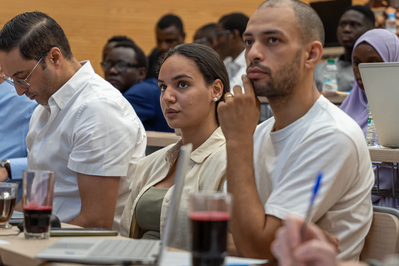 Jeunes participants attentifs lors d'une conférence de l'EIC
