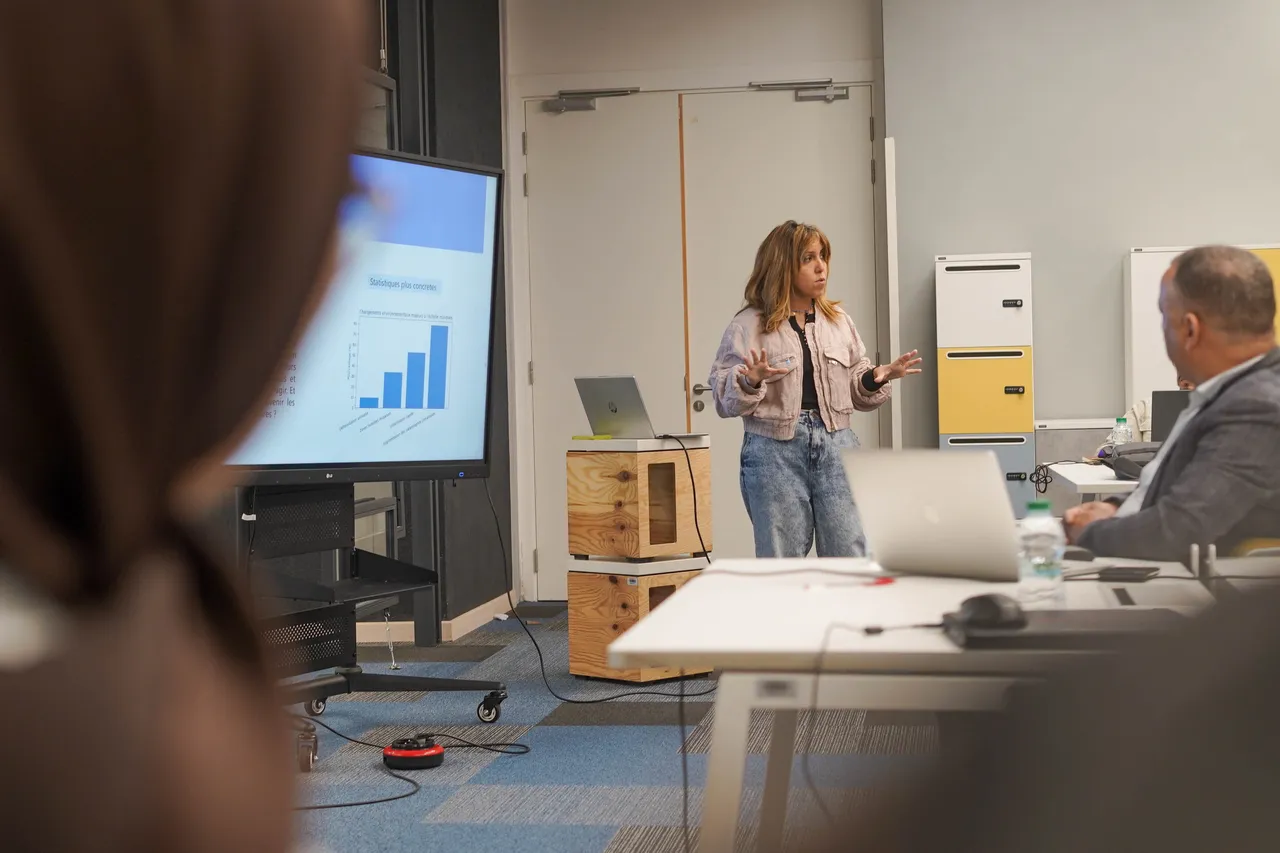 Porteuse de projet présentant son pitch deck devant un jury à l'EIC