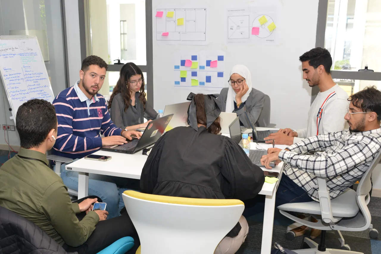Équipe en atelier d'idéation devant un mur de post-it lors d'un bootcamp de l'EIC