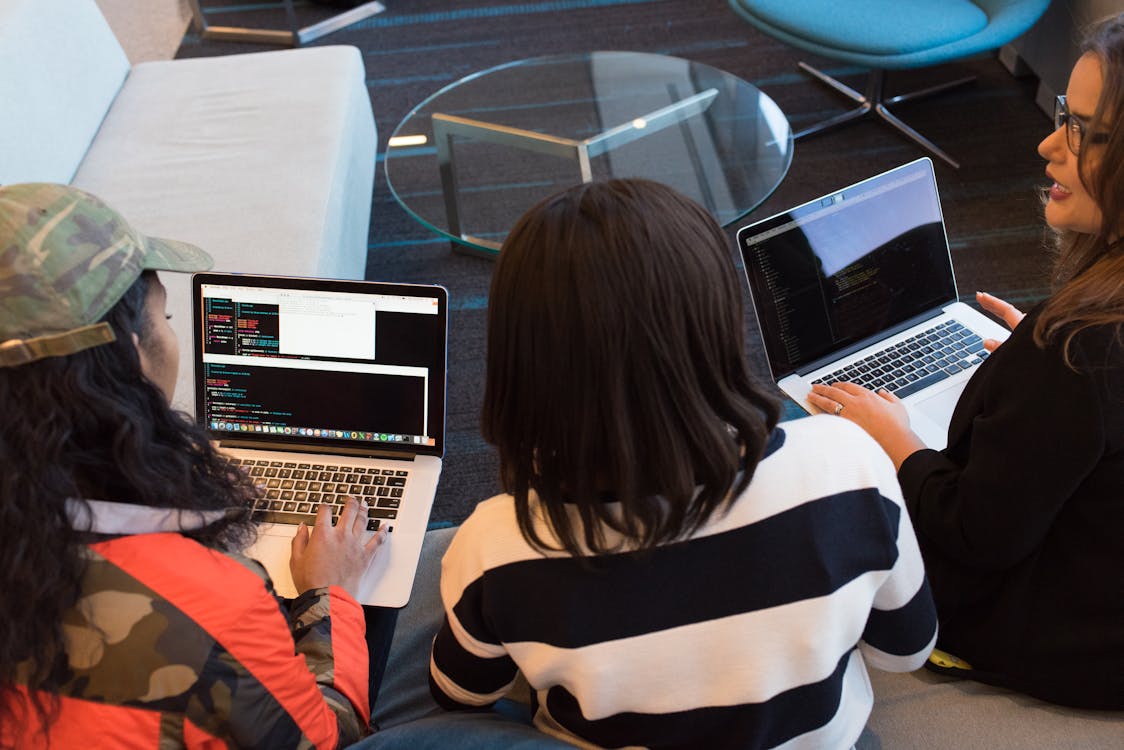 Équipe d'étudiants collaborant sur un projet de hackathon IA — RamadanIA 2026
